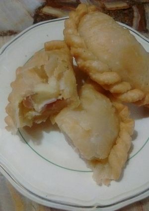 Una foto de Empanadas de jamón y queso 😍