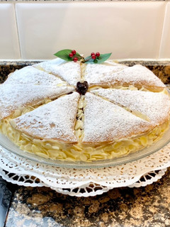 Una foto de Tarta de hojaldre rellena con crema de limón, sin gluten