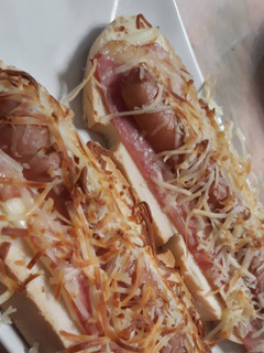 Una foto de Paninis de frankfurt, bacon y queso a mi manera