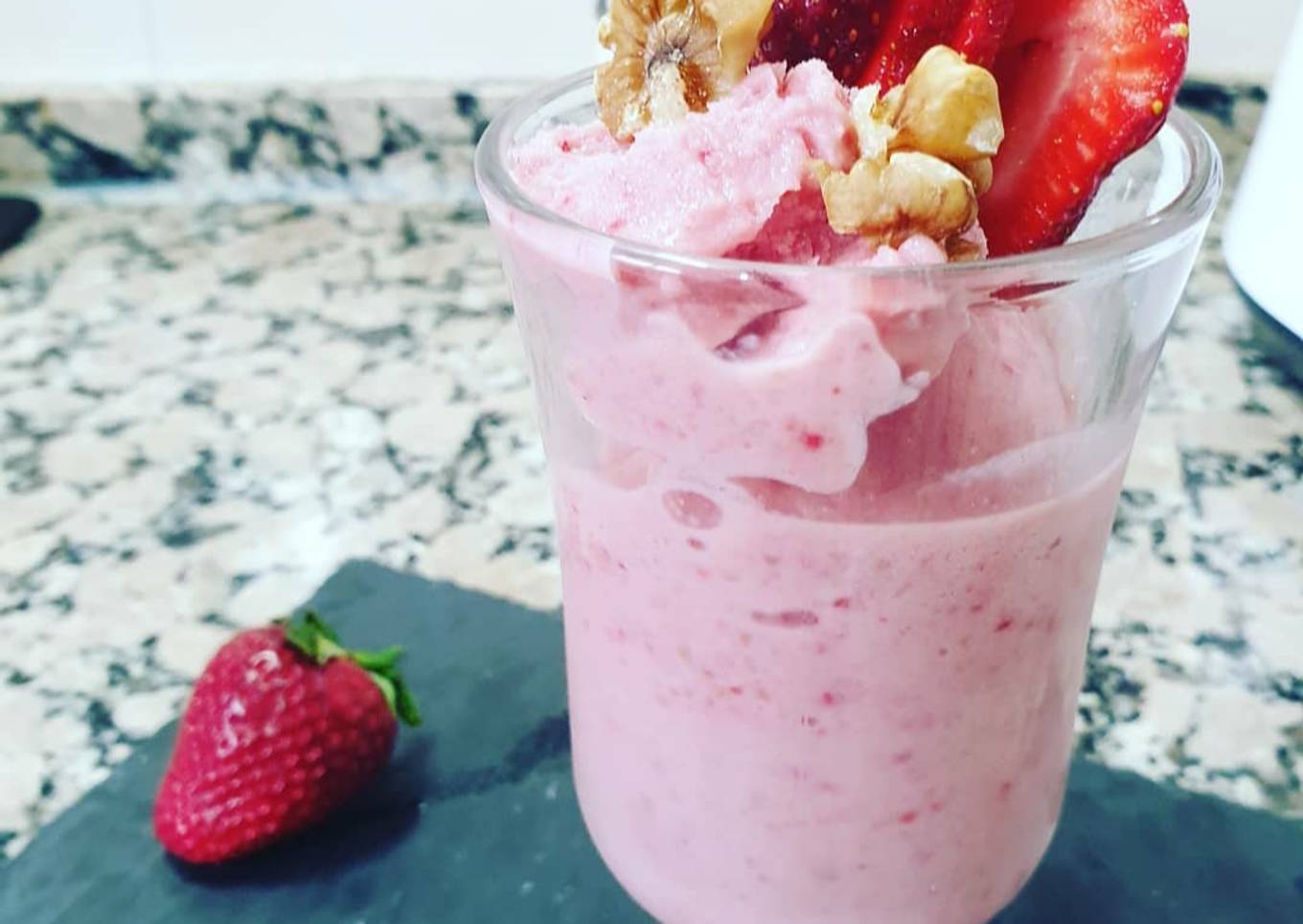 Helado de fresa, plátano y yogur (sin azúcar)