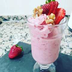 Una foto de Helado de fresa, plátano y yogur (sin azúcar)