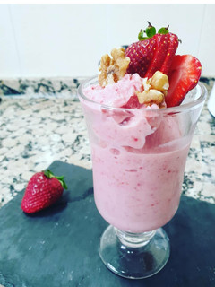 Una foto de Helado de fresa, plátano y yogur (sin azúcar)