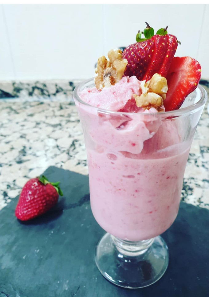 Una foto de Helado de fresa, plátano y yogur (sin azúcar)