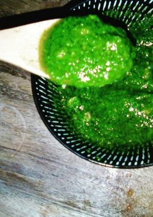 Une photo de Pesto zéro déchet aux fanes de radis