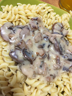 Una foto de Espirales con salsa de champiñones 🍝