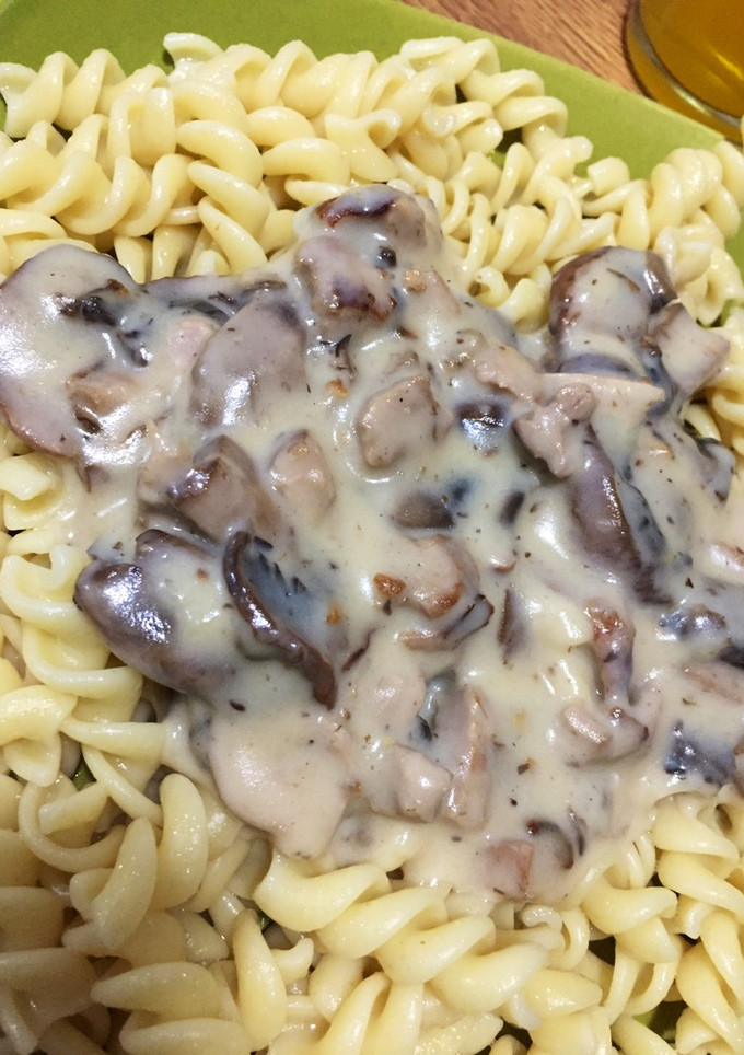 Una foto de Espirales con salsa de champiñones 🍝