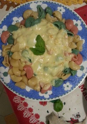 Una foto de Pasta con salsa de maíz.