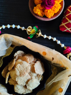 ક્રિસ્પી ફરસી પૂરી (Crispy Farsi Poori Recipe In Gujarati) રેસીપી મુખ્ય ફોટો