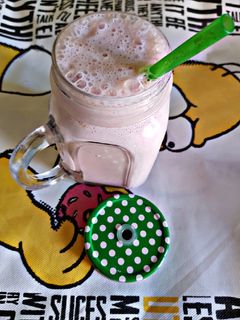 Una foto de Licuado Proteínico de banana y frutilla🍓🍌
