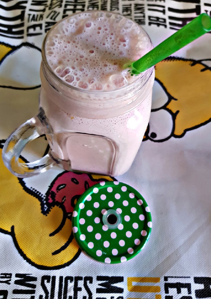 Una foto de Licuado Proteínico de banana y frutilla🍓🍌