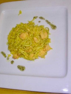 Una foto de Arroz con gulas y salmón
