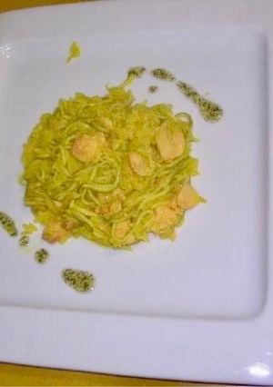 Una foto de Arroz con gulas y salmón