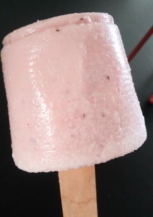 Una foto de Paletas de hielo de fresa 🍭🍓