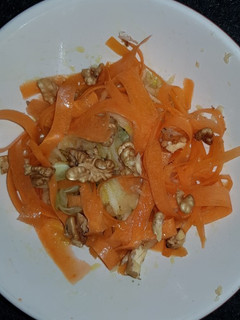 Una foto de Ensalada de pepino, zanahoria y manzana