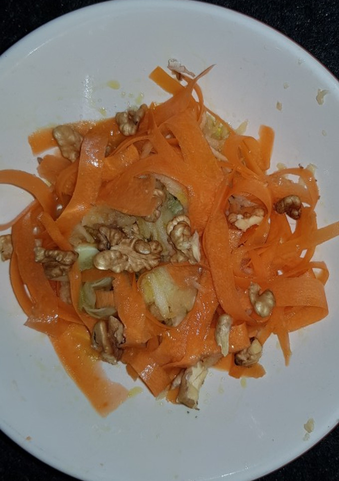 Una foto de Ensalada de pepino, zanahoria y manzana