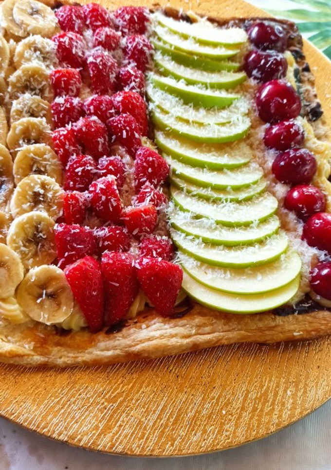 Una foto de Tarta frutas con chocolate y crema pastelera