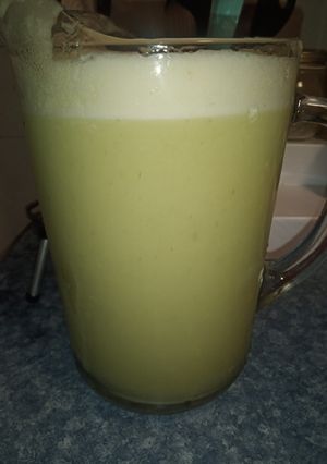 Una foto de Agua de piña con apio