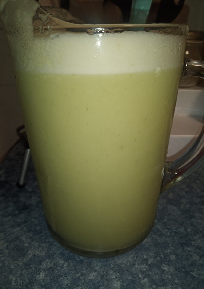 Una foto de Agua de piña con apio