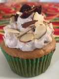 Cupcakes rellenos con arándanos, ruibarbo y queso crema