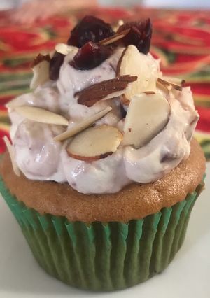 Una foto de Cupcakes rellenos con arándanos, ruibarbo y queso crema