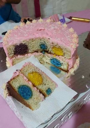 Una foto de Pastel bolitas de colores
