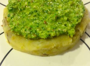 Una foto de Arepa de puré de papa y plátano con crema de espinaca y almendra