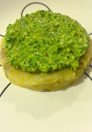 Una foto de Arepa de puré de papa y plátano con crema de espinaca y almendra