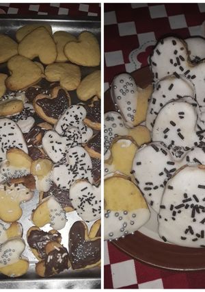 Una foto de Galletitas de vainilla con glasé y grajeas🍪🍪