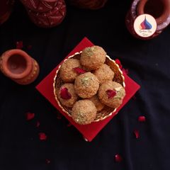 A picture of Besan Ladoo.