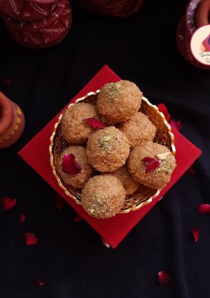 A picture of Besan Ladoo.