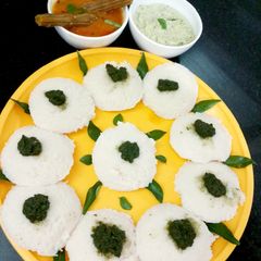 A picture of Idly sambar.