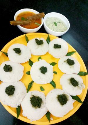 A picture of Idly sambar.