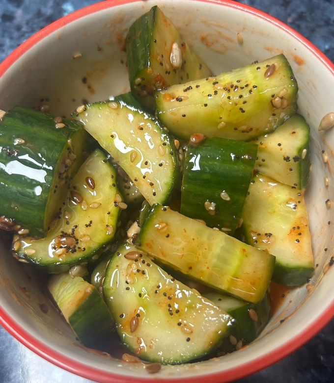 Una foto de Kimchi de pepino