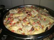 Una foto de pasta con salami