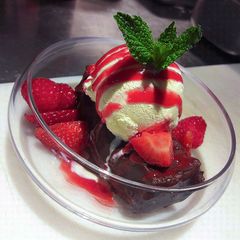 A picture of Hot Chocolate Brownie with Vanilla Icecream.