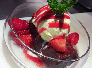 A picture of Hot Chocolate Brownie with Vanilla Icecream.