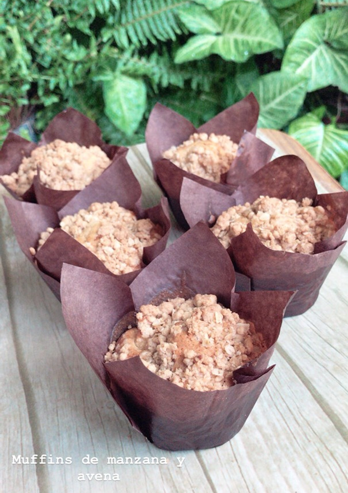 Una foto de Muffins de manzana y crumble de avena