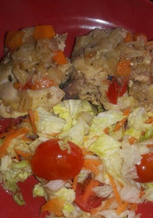 Una foto de Pollo a la cacerola con ensalada