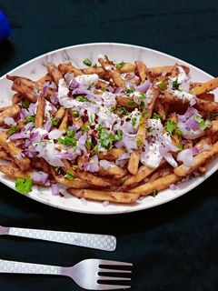 स्पाइसी फ्रैंच फ्राइज चाट(spicy french fries chhat recipe in hindi) रेसिपी मुख्य फोटो