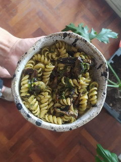 Una foto de Fusilli con pesto de albahaca, tomates secos y champis