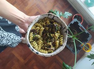 Una foto de Fusilli con pesto de albahaca, tomates secos y champis