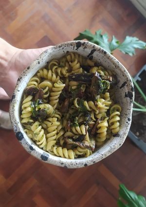 Una foto de Fusilli con pesto de albahaca, tomates secos y champis