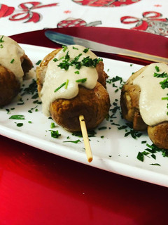 Una foto de Pinchitos de lomo con champiñones con su salsa