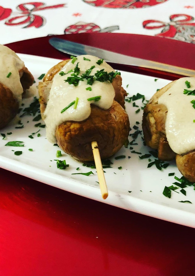 Una foto de Pinchitos de lomo con champiñones con su salsa