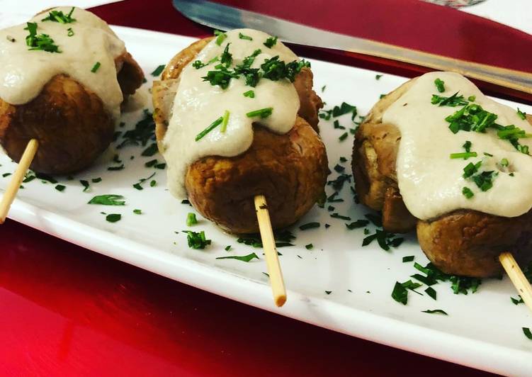 Pinchitos de lomo con champiñones con su salsa