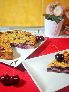 Una foto de Clafoutis de cerezas y almendras