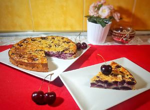 Una foto de Clafoutis de cerezas y almendras