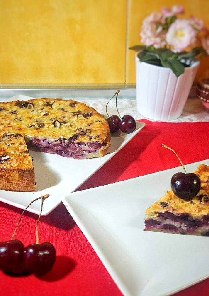 Una foto de Clafoutis de cerezas y almendras