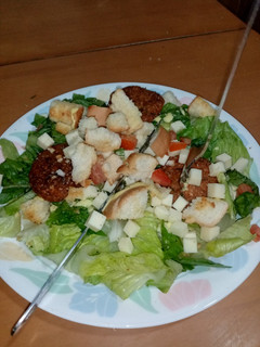 Una foto de Ensalada César vegana 🥬🧀🍞