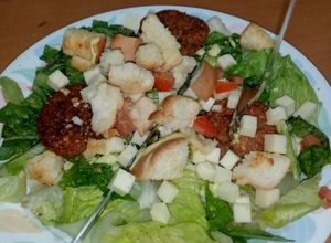 Una foto de Ensalada César vegana 🥬🧀🍞